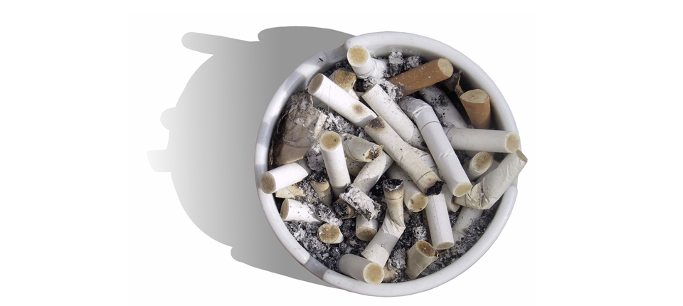 Cigaretter i askebæger